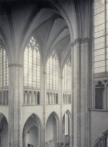 221747 Interieur van de Domkerk (Munsterkerkhof) te Utrecht: ramen en triforium in het transept.N.B.: In 1912 is de ...